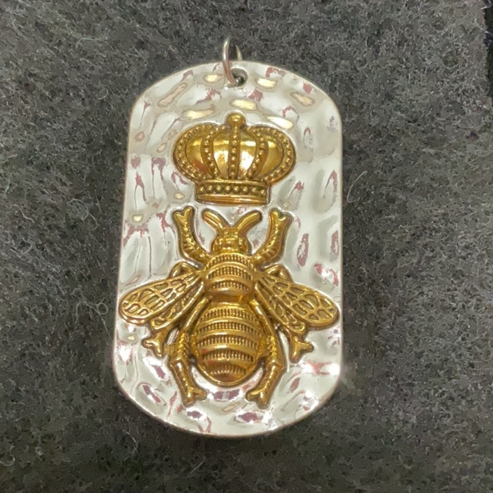 🔥HOT $10 Deal Estate Jewelry Beautiful Large Queen Bee Pendant
